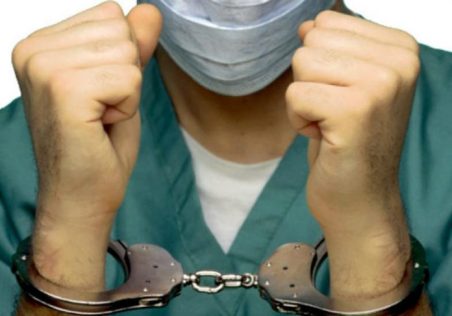 Medico-abortista-696x487