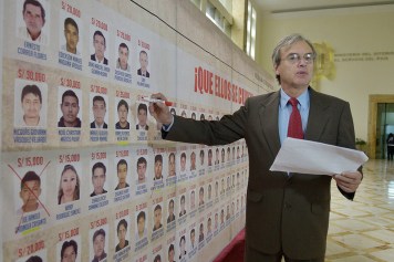 MINISTRO EN MURO DE LAS VICTORIAS.jpg