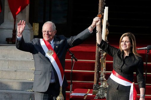 presidente-kuczynski-tomo-juramento-a-mercedes-ara-774217_tDAMfg6-jpg_976x0