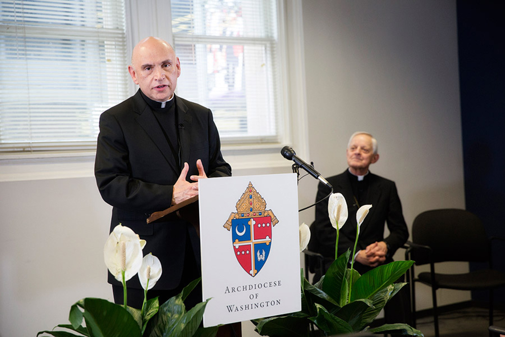 Foto-2-Mario-Dorsonville-habla-escucha-cardenal-Wuerl-wh