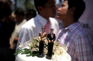 peru-aprueba-norma-reconoce-derechos-patrimoniales-parejas-homosexuales_1_2258731.jpg