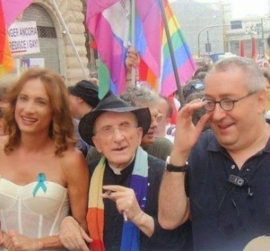 Don Gallo en la marcha orgullo gay, con luxuria Genova 2009